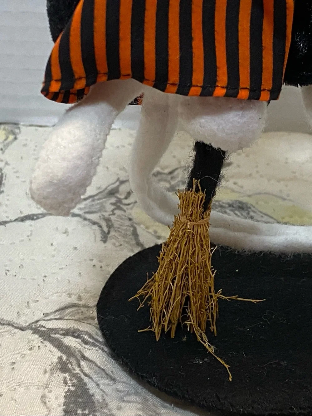 Annalee White Cat Halloween Witch with broomstick and Moon 2008